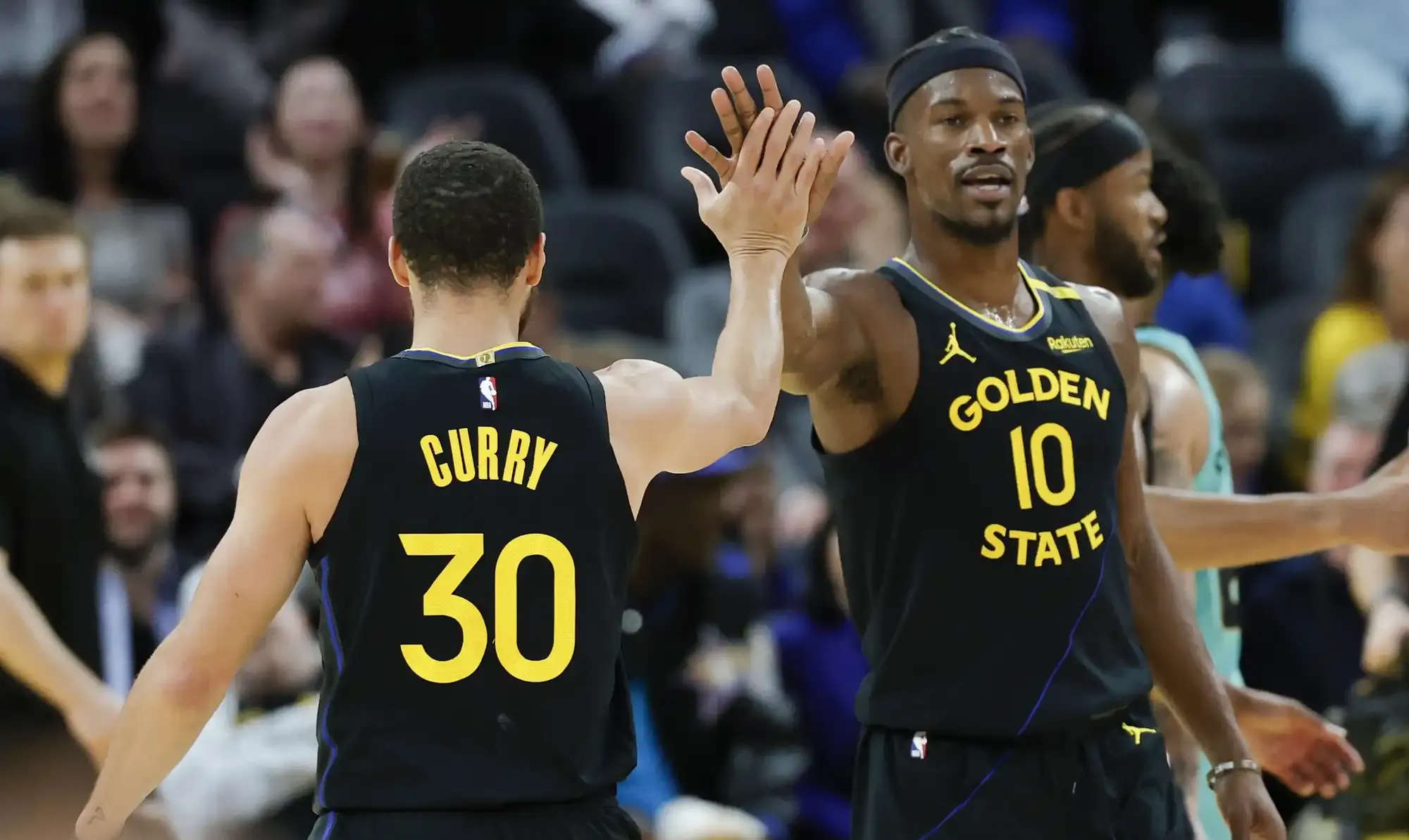 巴特勒迎来二十赛季出色发挥，快船观众热烈欢呼！