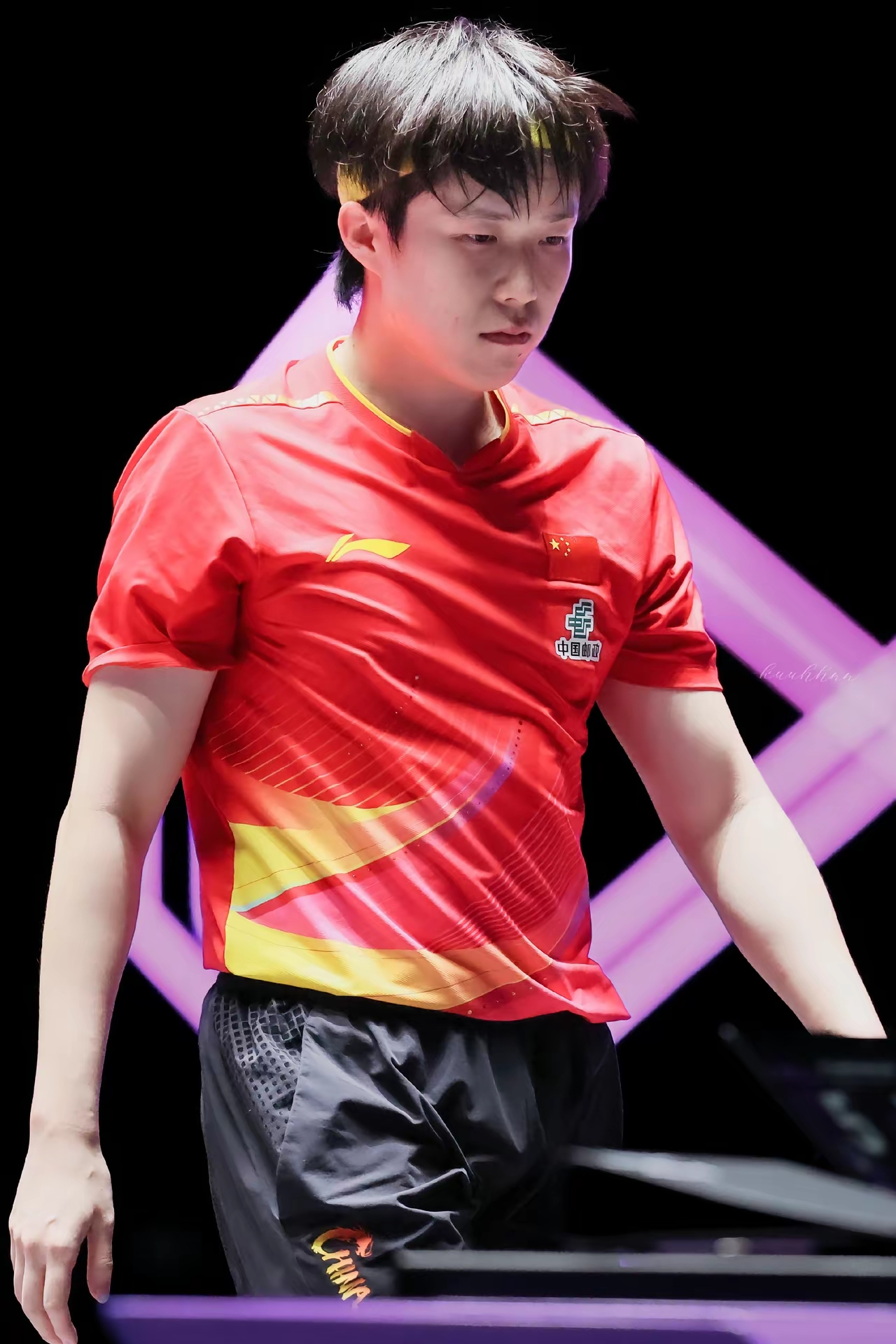 王楚钦赛后谦逊发言登热搜，辽宁男篮惊险巴黎圣日耳曼引发热议的简单介绍